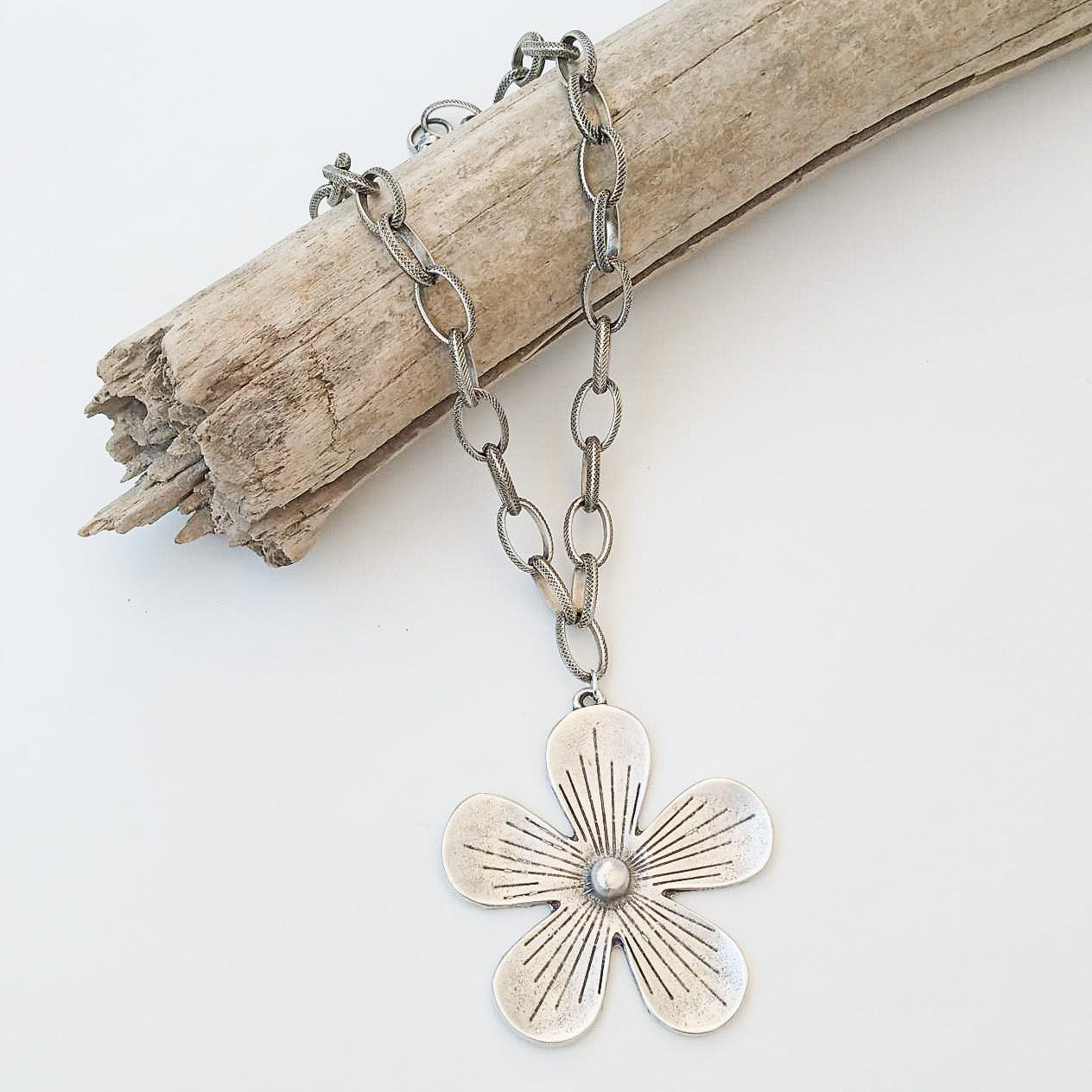 Etched Chain With Daisy