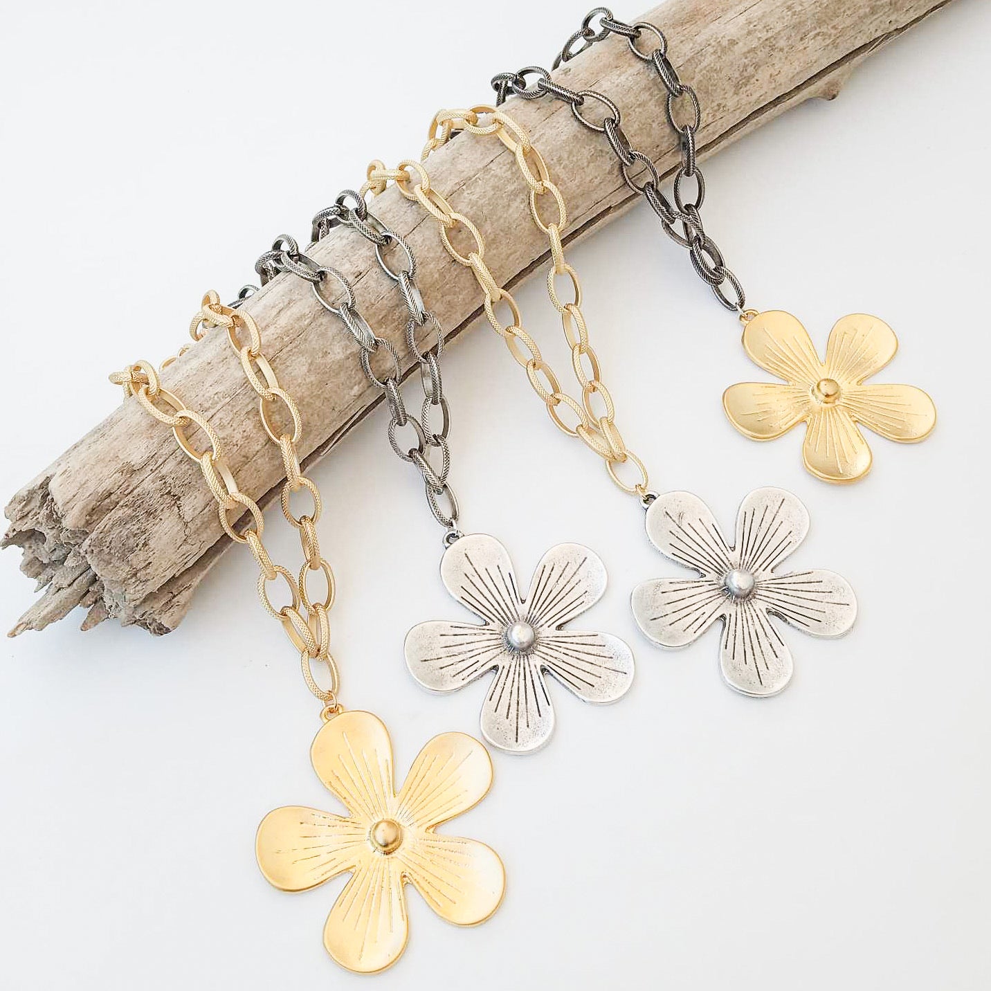 Etched Chain With Daisy