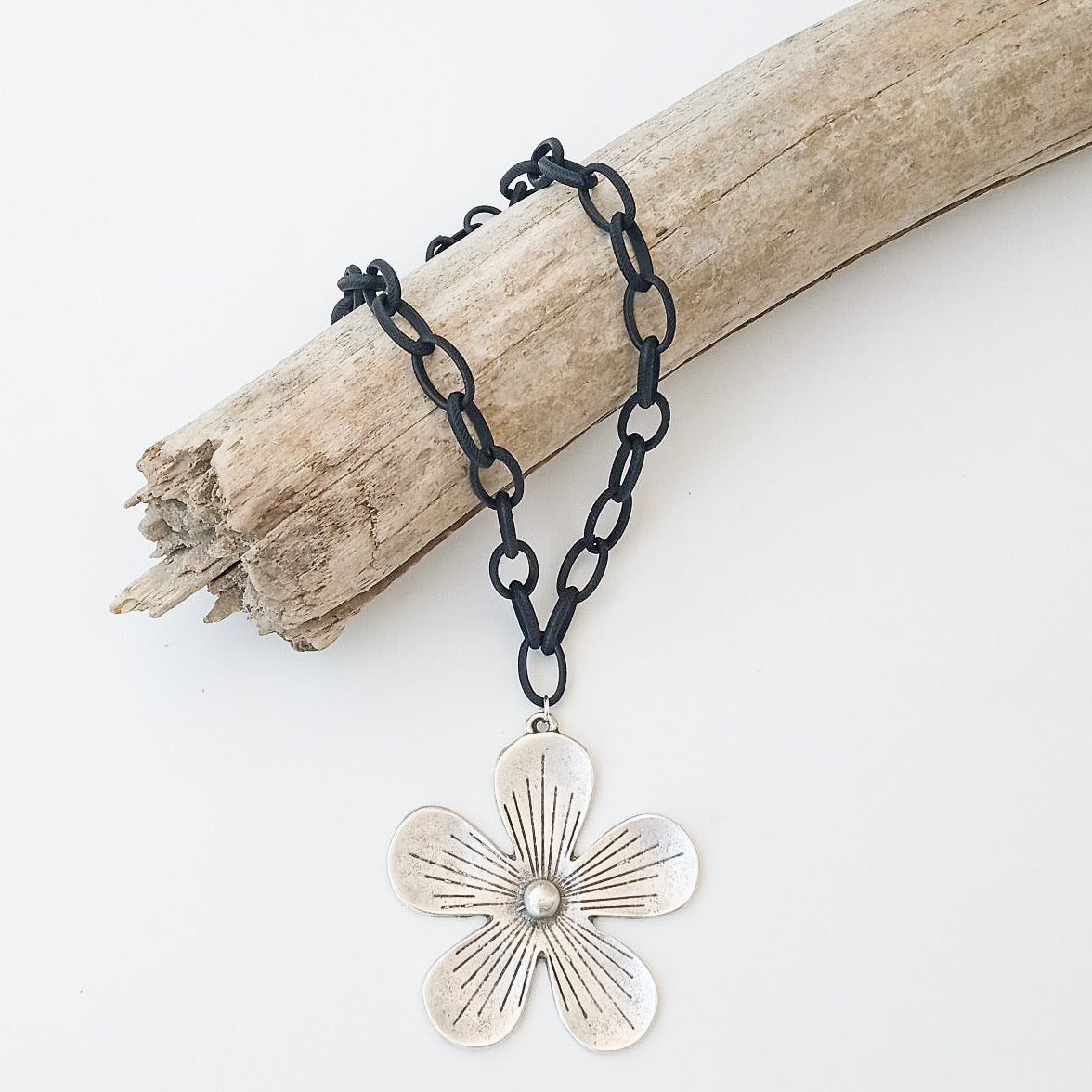 Etched Chain With Daisy