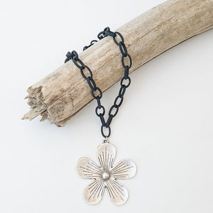 Etched Chain With Daisy