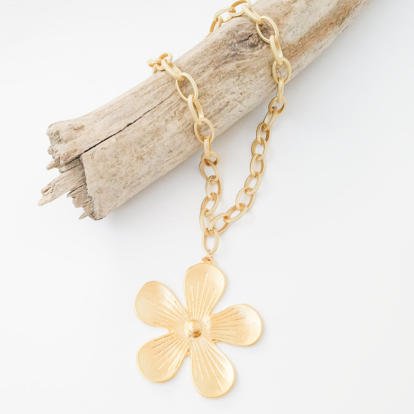 Etched Chain With Daisy