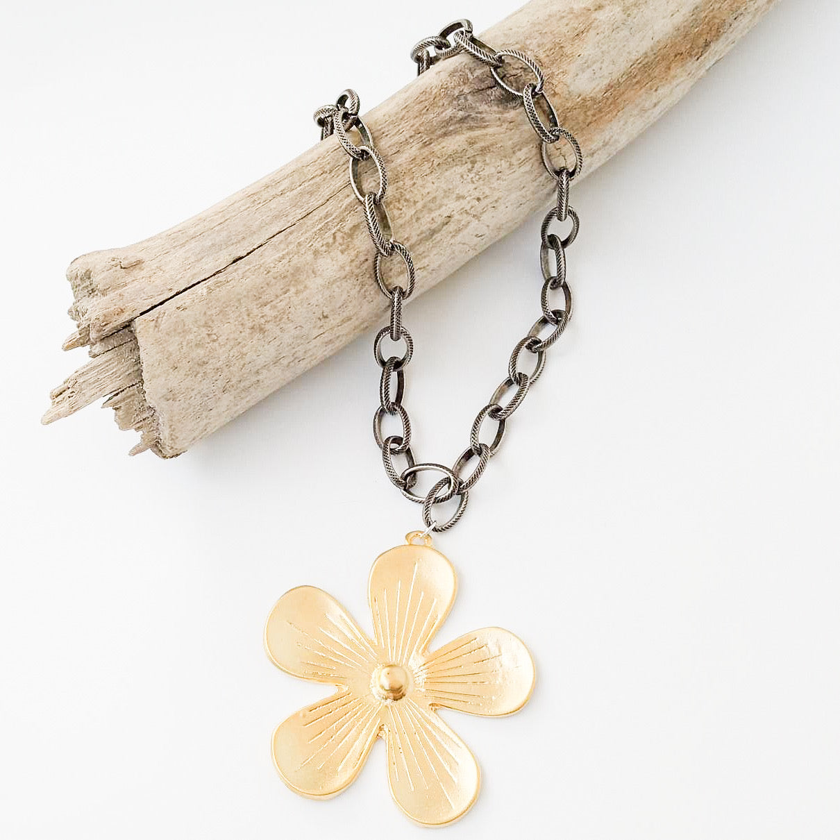 Etched Chain With Daisy